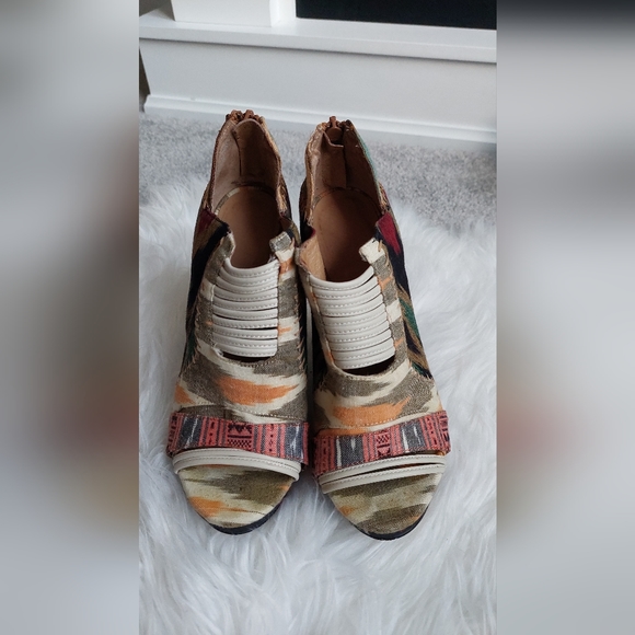 Unique Heels Design - Picture 2 of 4